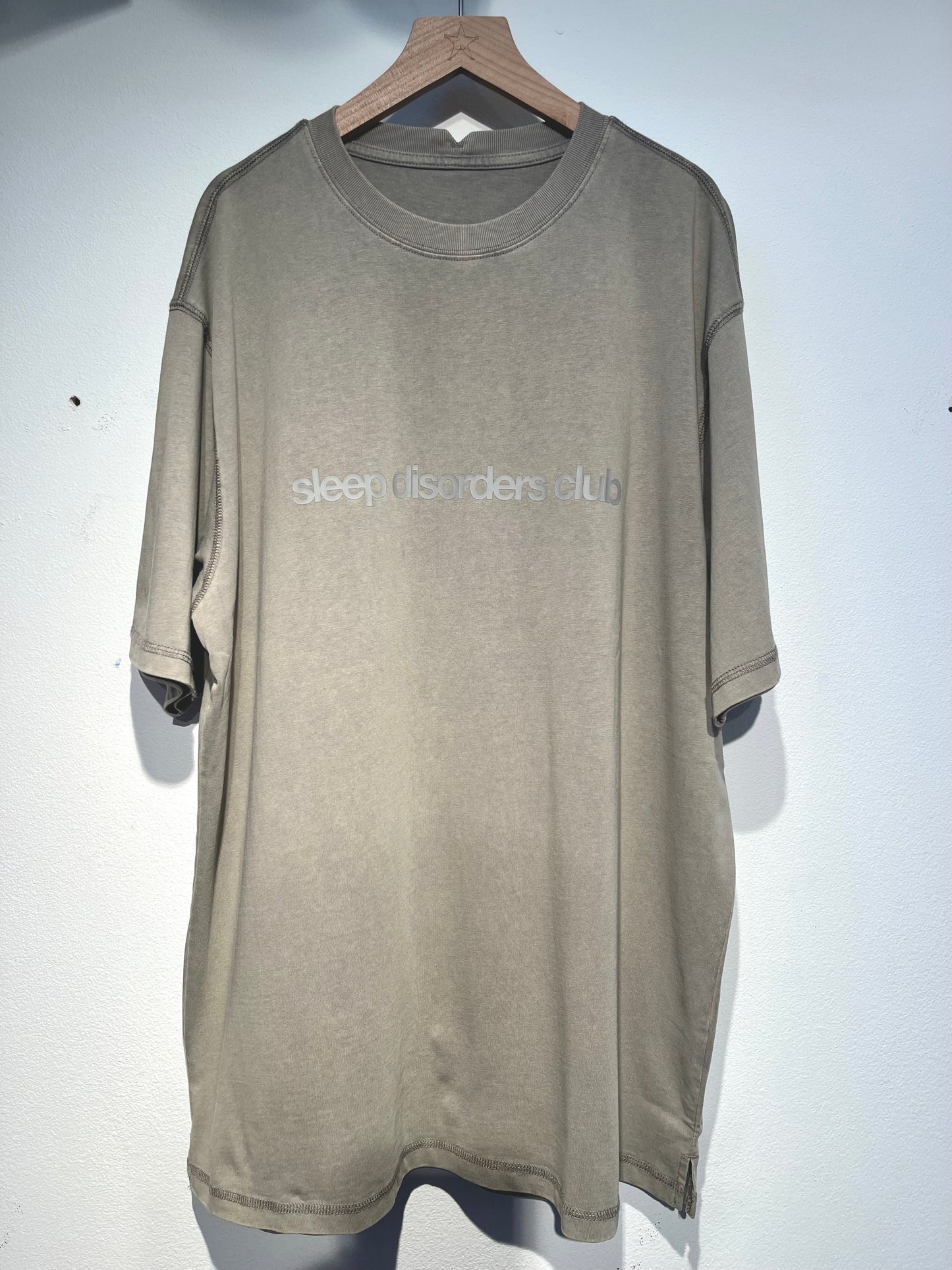 ASTERISK "SLEEP DISORDERS CLUB, 睡眠障害俱樂部" T-SHIRT(WASHED KHAKI)